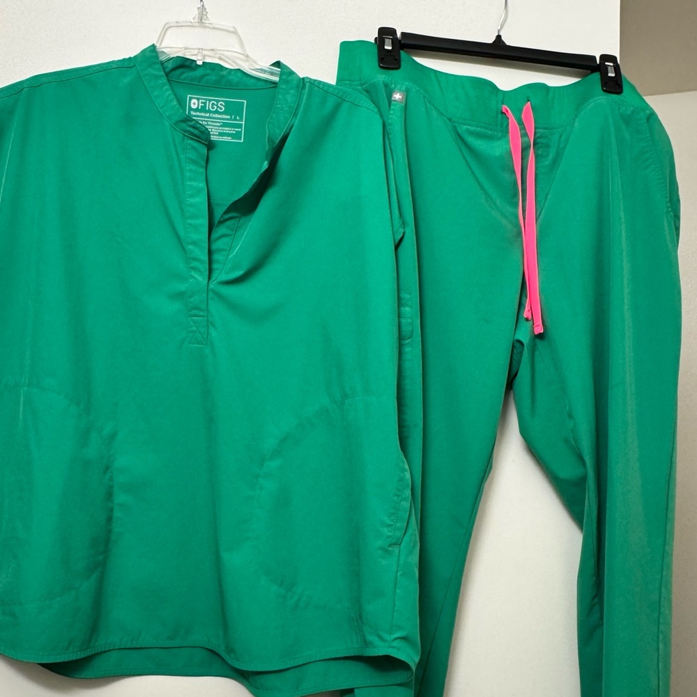 FIGS Green Scrub Set | Top + Jogger Pants | Excellent Condition